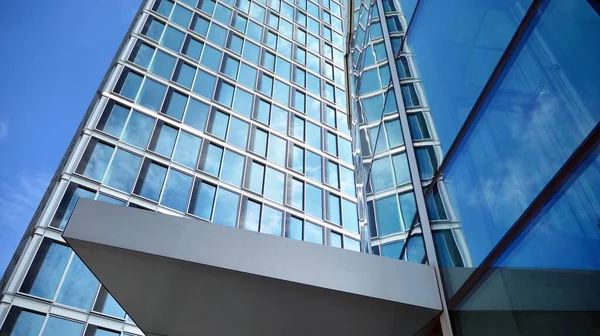 Szklana Fasada Nowoczesnego Budynku Pokrytego Odblaskowym Szkłem Płytowym — Zdjęcie stockowe