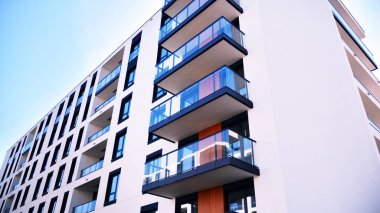 Şehir merkezinde simetrik modern mimarisi olan apartman ve apartman dairesi. Velvia grafik filtresi.