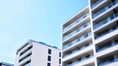 Şehir merkezinde simetrik modern mimarisi olan apartman ve apartman dairesi. Velvia grafik filtresi.