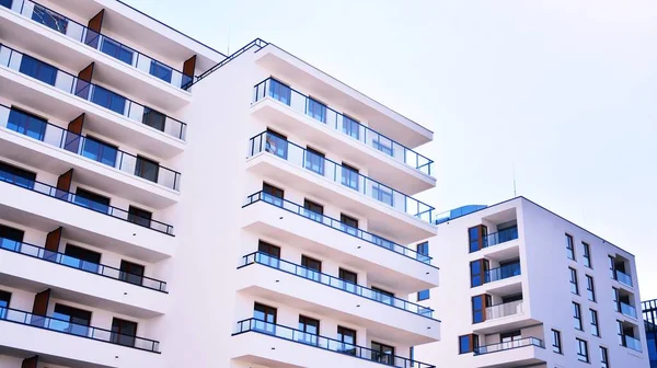 Bostads Och Lägenhetsbyggnad Med Symmetrisk Modern Arkitektur Centrum Velvia Grafiskt — Stockfoto