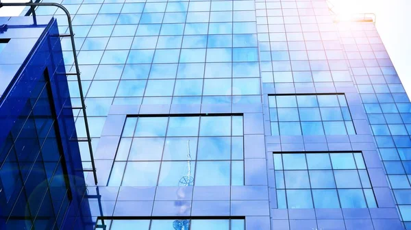 ダウンタウンの企業地区建築 青い空と太陽の光に対するガラス反射オフィスビル 地平線に昇る太陽 ベルビアグラフィックフィルター — ストック写真