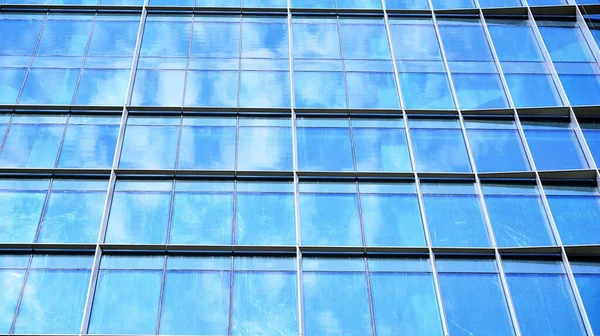 Absztrakt Közelkép Egy Modern Épület Üvegborítású Homlokzatáról Tükröződő Üvegtáblával Borítva — Stock Fotó
