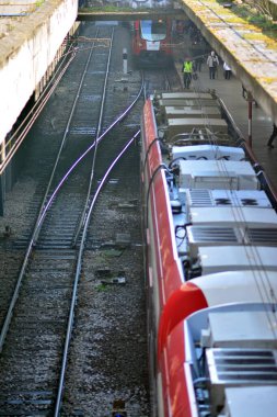 Varşova, Polonya. 19 Nisan 2021. Warszawa Srodmiescie WKD ile şehir merkezi