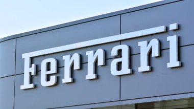 Varşova, Polonya. 19 Nisan 2021. Ferrari imzala. Şirket tabelası Ferrari.