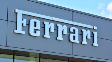 Varşova, Polonya. 19 Nisan 2021. Ferrari imzala. Şirket tabelası Ferrari.