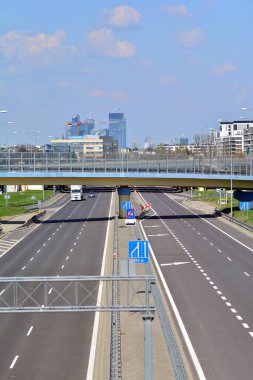 Varşova, Polonya. 19 Nisan 2021. Mokotw bölgesindeki binaların manzarası. Endüstriyel Sluzew - Mokotow bölgesinde iş yeri