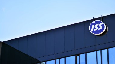 Varşova, Polonya. 19 Nisan 2021. ISS 'i imzala. Şirket tabela UUİ.