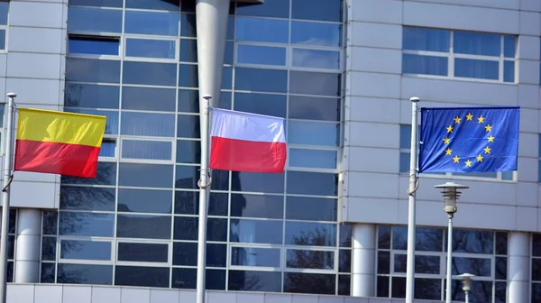 波兰华沙 2021年4月19日桅杆上的三面旗帜 波兰和欧洲联盟 — 图库照片