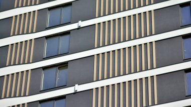 Modern mimarinin bir parçası, duvarlar ve cam. New Lüks Ev ve Ev Kompleksinin ayrıntıları. Şehir gayrimenkul ve konut mimarisinin bir parçası..