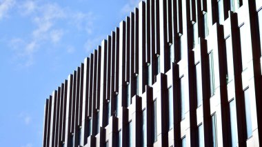 Gökyüzü yansıyan bir ofis binasının camlı cephesi. Modern mimari binalar dış plan. Bulutlar gökyüzü yansıması.