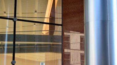 Gökyüzü yansıyan bir ofis binasının camlı cephesi. Modern mimari binalar dış plan. Bulutlar gökyüzü yansıması.