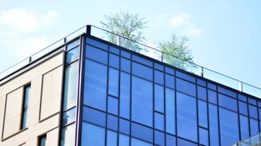 Gökyüzü yansıyan bir ofis binasının camlı cephesi. Modern mimari binalar dış plan. Bulutlar gökyüzü yansıması.