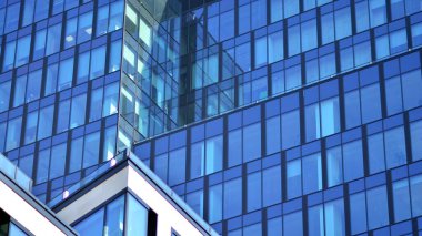 Gökyüzü yansıyan bir ofis binasının camlı cephesi. Modern mimari binalar dış plan. Bulutlar gökyüzü yansıması.