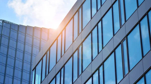 Reflejo Cielo Azul Fachada Cristal Del Edificio Vista Las Ventanas — Foto de Stock