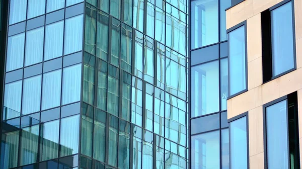 Застекленный Фасад Офисного Здания Отраженным Небом Современная Архитектура Зданий Внешнего — стоковое фото