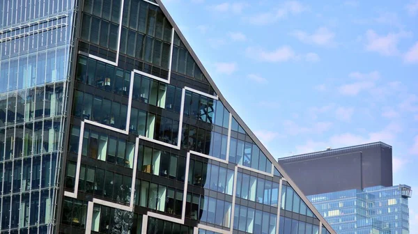 Fachada Acristalada Edificio Oficinas Con Cielo Reflejado Edificios Arquitectura Moderna —  Fotos de Stock