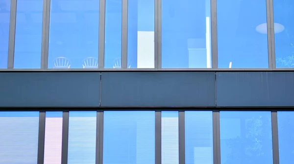 反射した空を持つオフィスビルのガラス張りのファサード 近代的な建築物の外観の背景 雲空の反射 — ストック写真