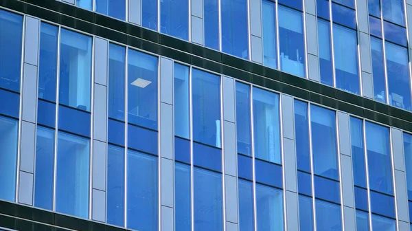 Szklana Fasada Biurowca Odbitym Niebem Nowoczesna Architektura Budynków Tło Zewnętrzne — Zdjęcie stockowe