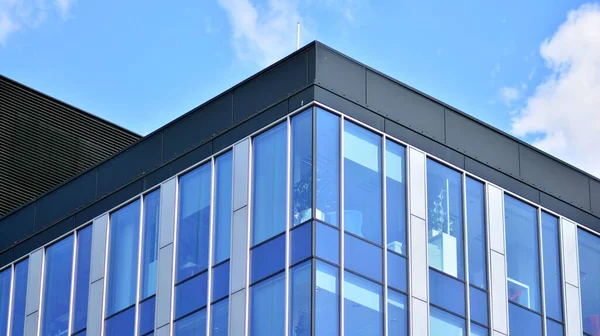 Egy Irodaház Üvegezett Homlokzata Tükrözött Égbolttal Modern Építészeti Épületek Külső — Stock Fotó