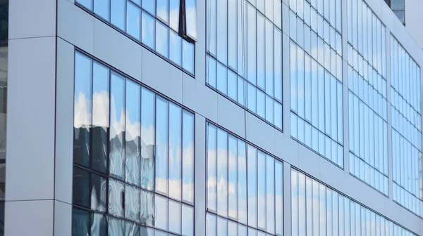 Fachada Acristalada Edificio Oficinas Con Cielo Reflejado Edificios Arquitectura Moderna —  Fotos de Stock