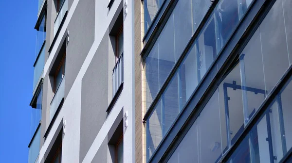 Ett Fragment Modern Arkitektur Väggar Och Glas Fönster Och Balkonger — Stockfoto