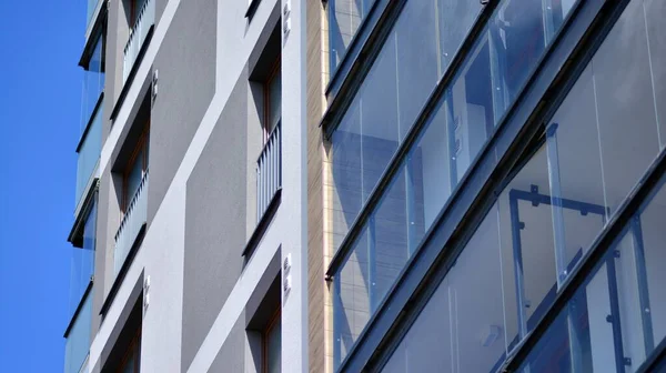 Fragmento Arquitetura Moderna Paredes Vidro Janelas Varandas Edifício Residencial Contra — Fotografia de Stock