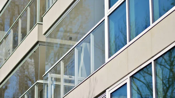 Fragmento Arquitetura Moderna Paredes Vidro Janelas Varandas Edifício Residencial Contra — Fotografia de Stock