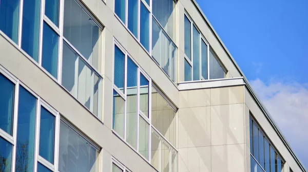 Fragmento Arquitectura Moderna Paredes Vidrio Ventanas Balcones Edificio Residencial Contra — Foto de Stock