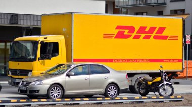 Varşova, Polonya. 20 Nisan 2021. DHL 'i imzala. Şirket tabela DHL 