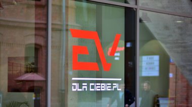 Varşova, Polonya. 20 Nisan 2021. EV imzala. Şirket tabela EV 