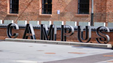 Varşova, Polonya. 20 Nisan 2021. Kampüsü imzala. Şirket tabela Kampüsü 