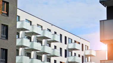Modern apartman binasının mimari detayları. Güneş ışığı alan modern Avrupa konut kompleksi.