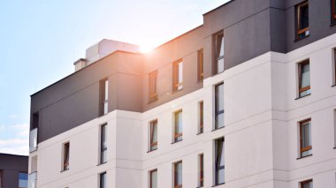 Modern apartman binasının mimari detayları. Güneş ışığı alan modern Avrupa konut kompleksi.
