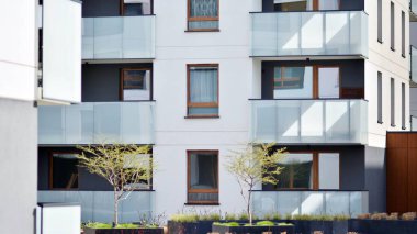 Modern apartman binasının mimari detayları. Güneş ışığı alan modern Avrupa konut kompleksi.
