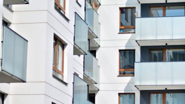 Modern apartman binasının mimari detayları. Güneş ışığı alan modern Avrupa konut kompleksi.