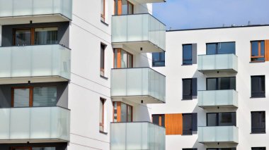 Modern apartman binasının mimari detayları. Güneş ışığı alan modern Avrupa konut kompleksi.