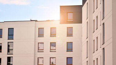 Modern apartman binasının mimari detayları. Güneş ışığı alan modern Avrupa konut kompleksi.