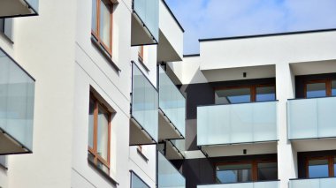 Modern apartman binasının mimari detayları. Güneş ışığı alan modern Avrupa konut kompleksi.