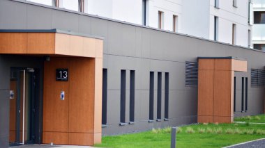 Modern apartman binasının mimari detayları. Güneş ışığı alan modern Avrupa konut kompleksi.