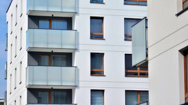 Modern apartman binasının mimari detayları. Güneş ışığı alan modern Avrupa konut kompleksi.