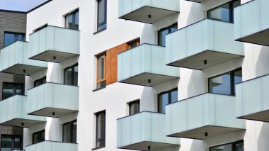 Modern apartman binasının mimari detayları. Güneş ışığı alan modern Avrupa konut kompleksi.