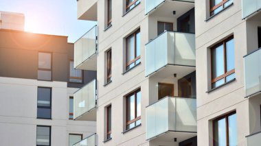 Modern apartman binasının mimari detayları. Güneş ışığı alan modern Avrupa konut kompleksi.