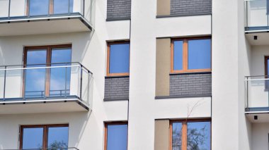 Modern apartman binasının mimari detayları. Güneş ışığı alan modern Avrupa konut kompleksi.