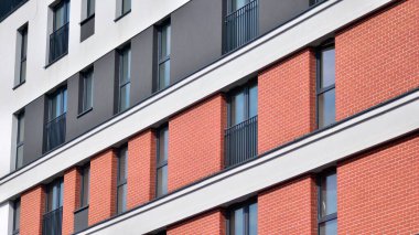 Modern apartman binasının mimari detayları. Güneş ışığı alan modern Avrupa konut kompleksi.