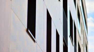 Modern apartman binasının mimari detayları. Güneş ışığı alan modern Avrupa konut kompleksi.