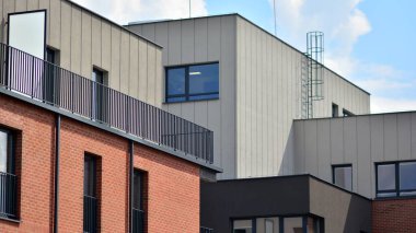 Güneşli bir günde modern apartman binası. Dış görünüş, konut cephesi.