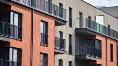 Modern apartman binasının mimari detayları. Güneş ışığı alan modern Avrupa konut kompleksi.