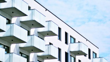 Modern apartman binasının mimari detayları. Güneş ışığı alan modern Avrupa konut kompleksi.
