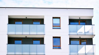 Modern apartman binasının mimari detayları. Güneş ışığı alan modern Avrupa konut kompleksi.