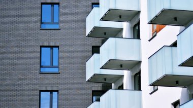 Modern apartman binasının mimari detayları. Güneş ışığı alan modern Avrupa konut kompleksi.